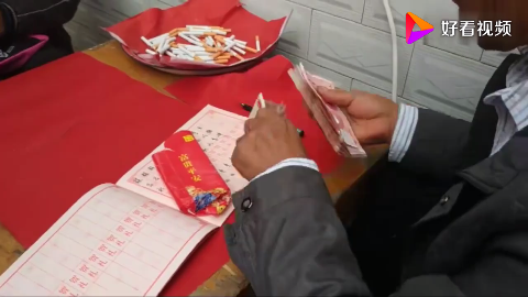 农村结婚随份子钱一连收了好几个一万的红包出手真的豪啊