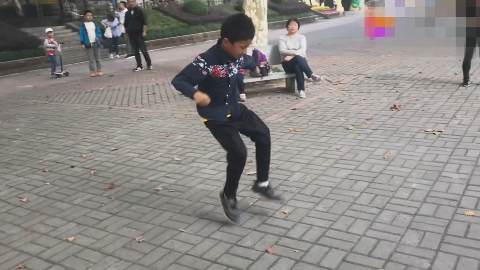 6岁小孩鬼步舞太厉害了,音乐一响跳个不停,小