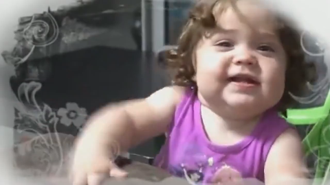 宝宝第一次尝冰淇淋直接一口吞被冰到打冷颤表