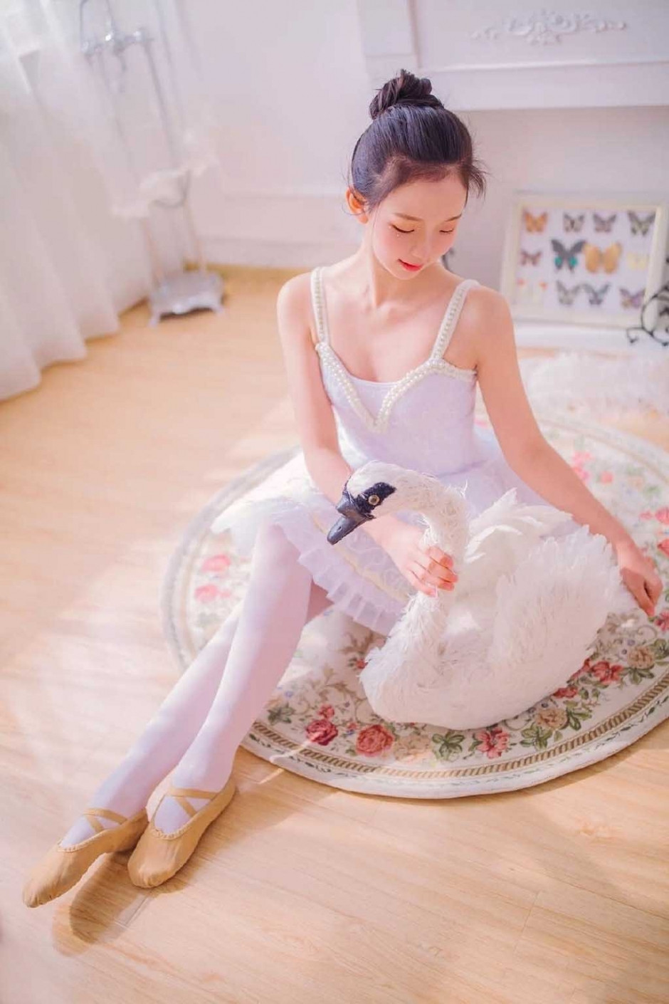 纯净美少女吊带香肩白丝袜美腿清新气质唯美写真