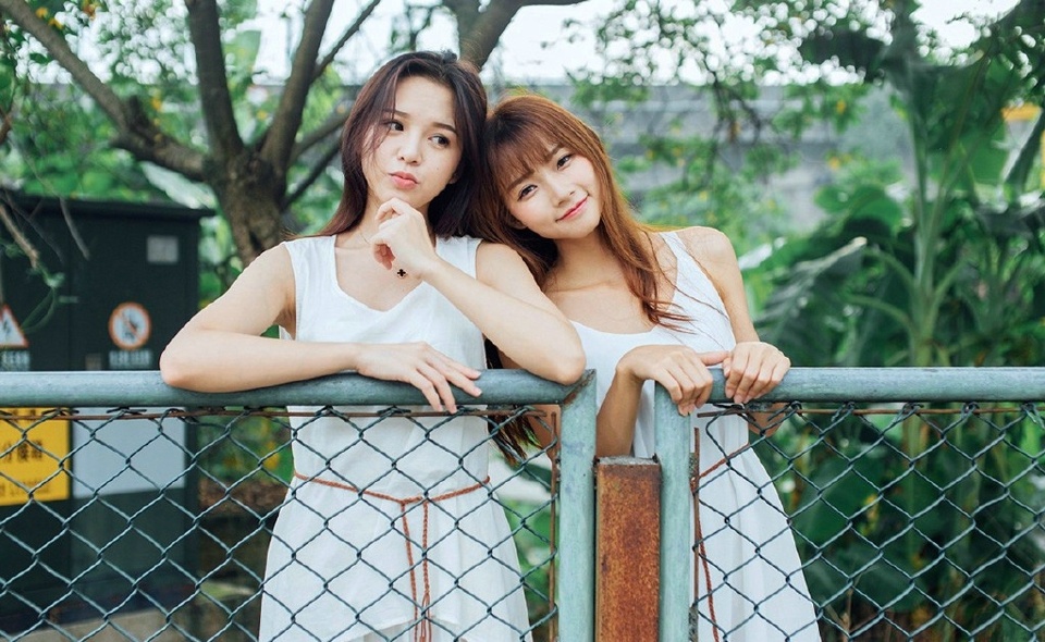 漂亮姐妹花白裙百合花香嬉戏玩耍写真集 @微相册 @微博摄影