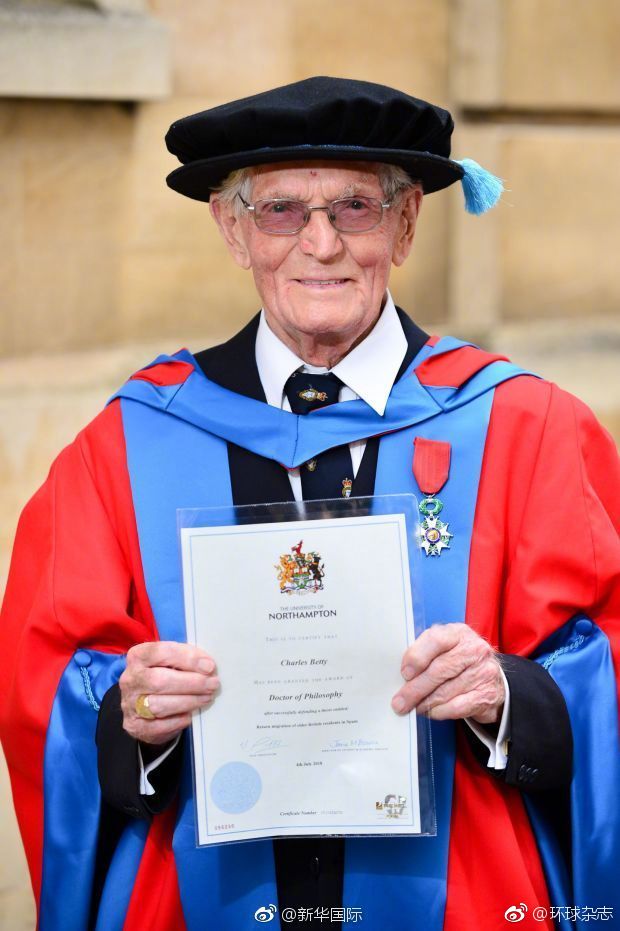 活到老学到老!英国95岁二战老兵获博士学位_新浪看点