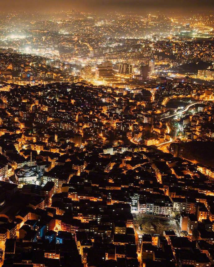 灯火辉煌的城市,想要一个人独享这最美的伊斯坦布尔的夜景.