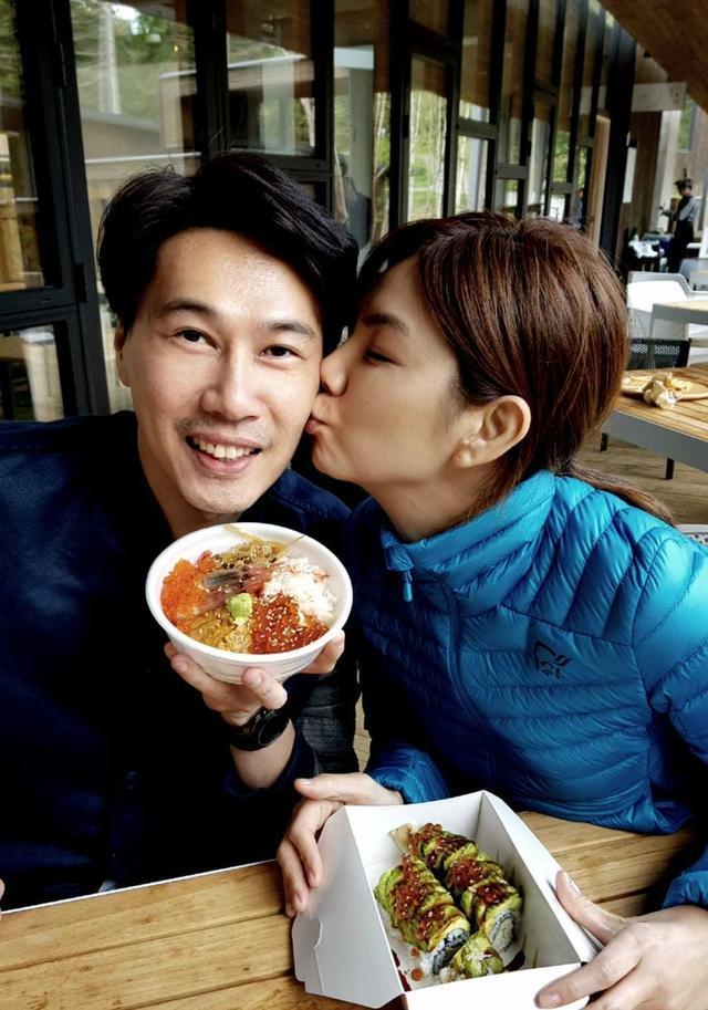 ella七夕与老公秀恩爱,一岁多的儿子给妈妈飞吻,表情喜感!