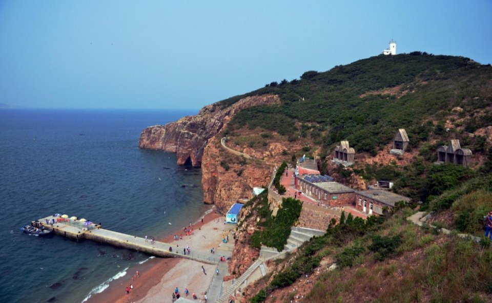 远离陆地,岛上海鸥很多,当地人称海鸥为海猫子,所以又被称为海猫岛