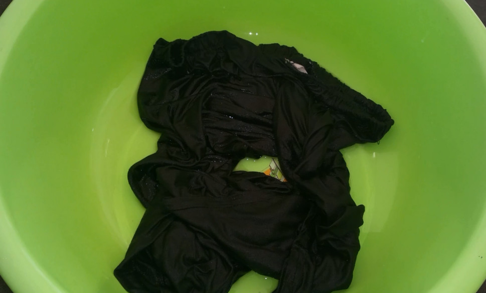 黑色衣服第一次怎么洗_黑色衣服第一次怎么洗不会掉色-第1张图片-潮百科