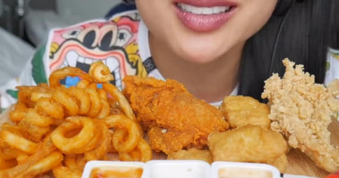 实拍美女吃美食, 5种炸食混着吃, 网友: 这样吃油条还真第一次见