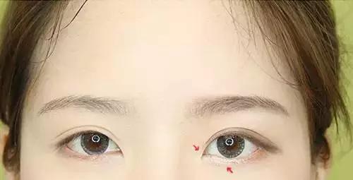 step  :用眼影笔在下眼睑靠近眼头位置涂上金色珠光眼影.