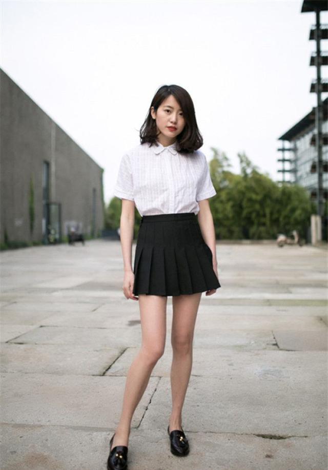 美女搭配百褶裙,自称年轻了10岁,网友:很符合她的气质!