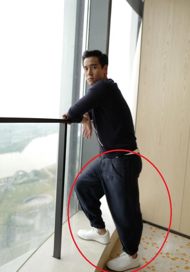 彭于晏路演裤子没穿对,惨变"大象腿",抬头纹不小心暴露年龄
