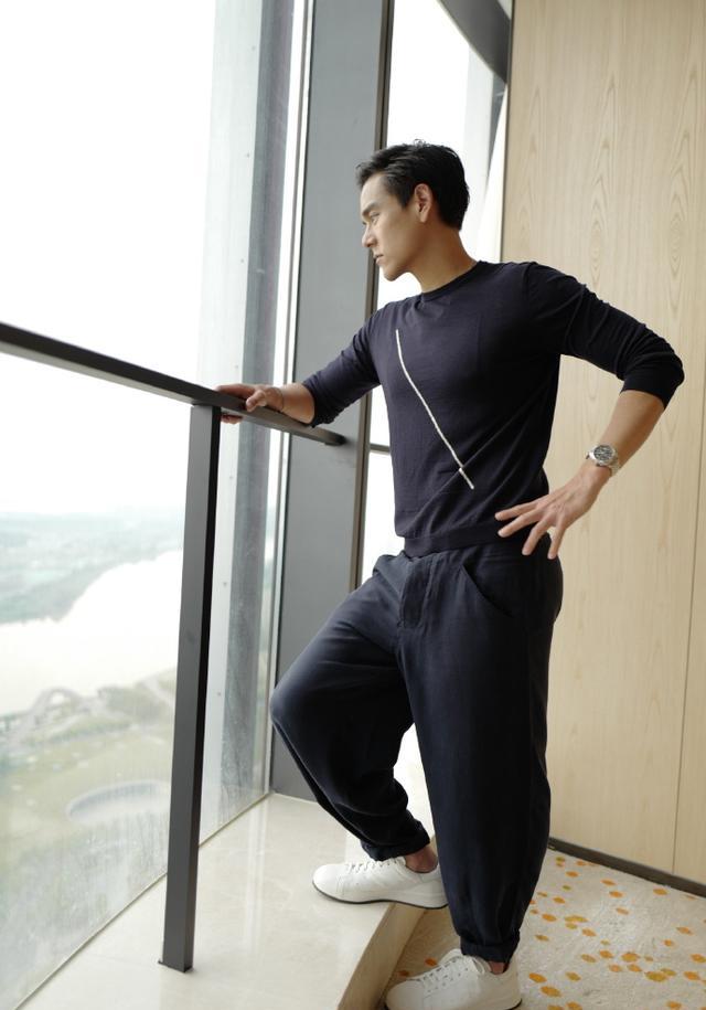 开始了路演宣传活动,粉丝们已经搬好小板凳准备欣赏彭于晏的身材了