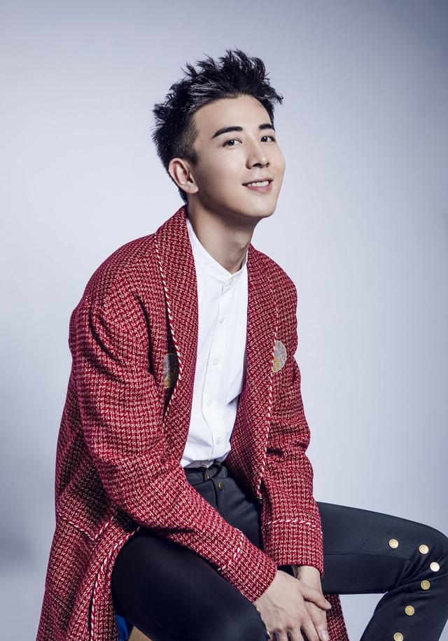 李川红白犬牙纹翻领风衣 演绎秋冬混搭时尚