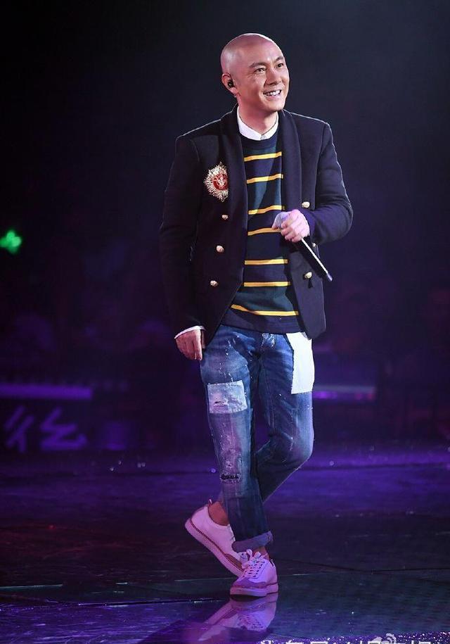 52岁的张卫健到农村演出,网友:农民工能认出昔日影视剧天王吗?