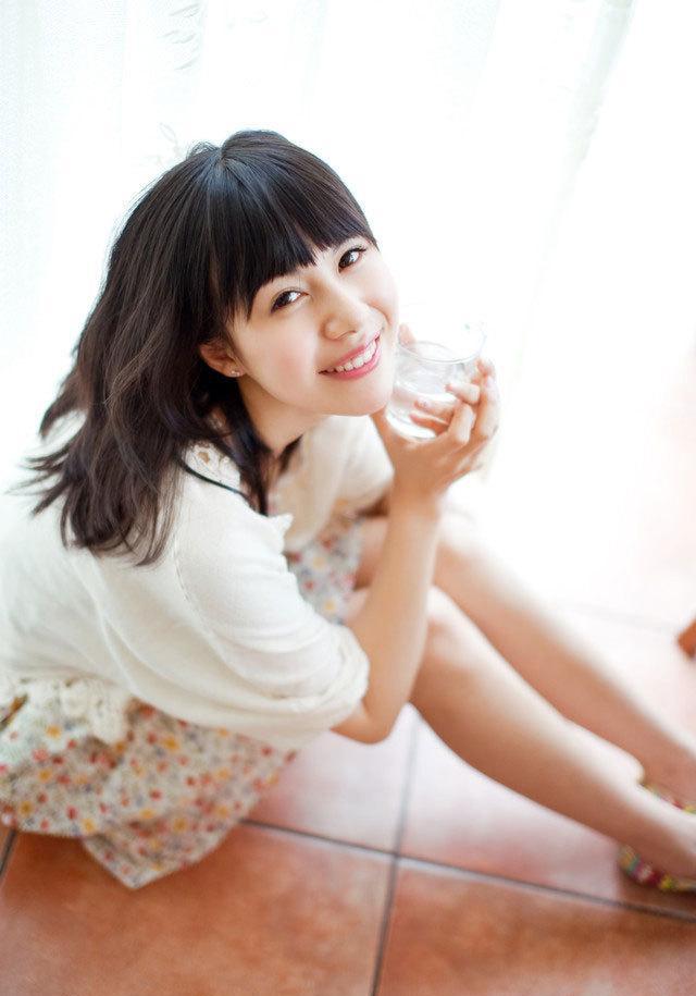 没想到这一幕被前面的玄子墨看了个清清楚楚,他唇角一扬,开心的笑了.