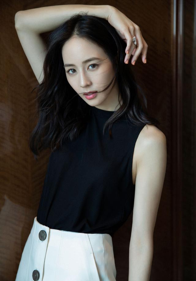 张钧甯经典黑白搭配斜坐沙发上大秀美腿眼神撩人魅力十足