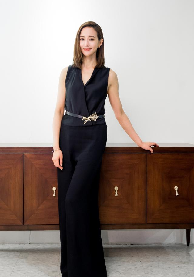 张钧甯经典黑白搭配斜坐沙发上大秀美腿眼神撩人魅力十足