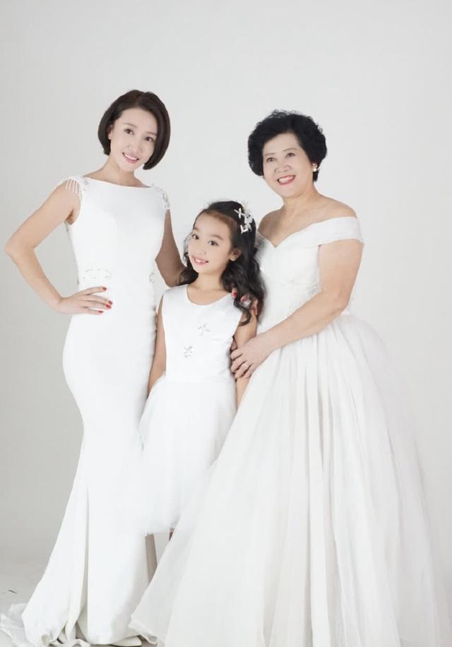 冯巩藏了16年的女徒弟比贾玲更美更出众登春晚一夜爆红