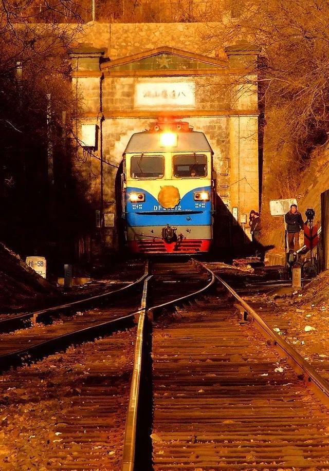 从小最痴迷列车迎来驶往的声音