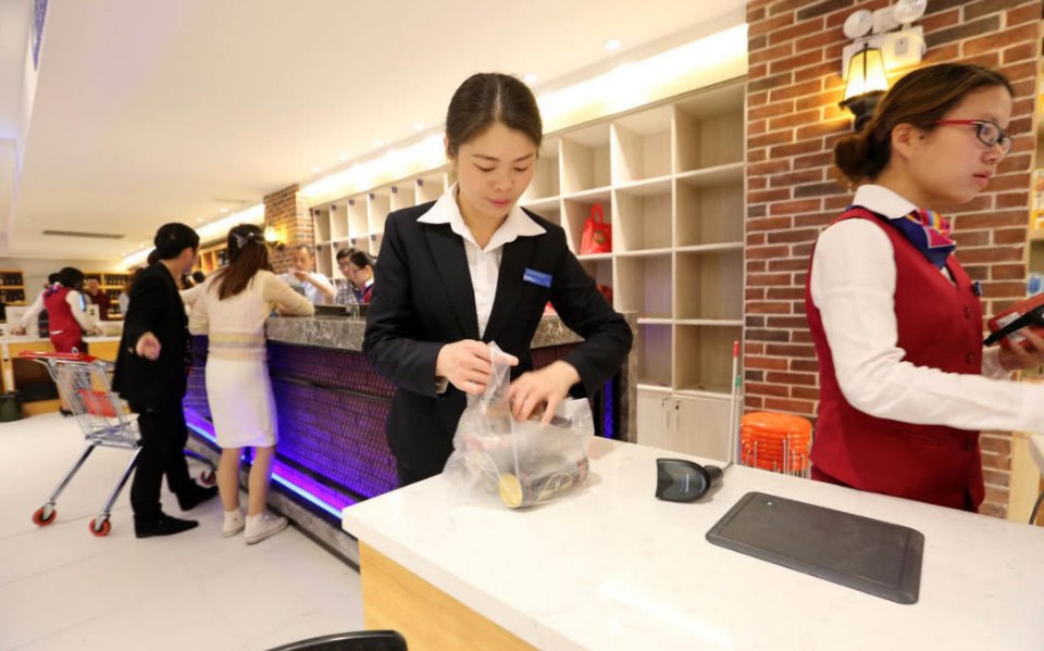 商场女导购叹息:30天整整工作360小时,到手工资以为看错了