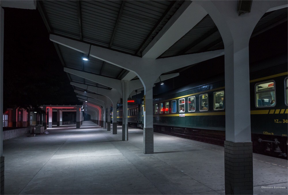 记录夜班火车的一幕幕