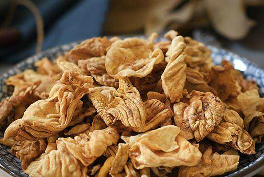 鸡胗里的黄色皮,是胆结石的克星,农村人却直接