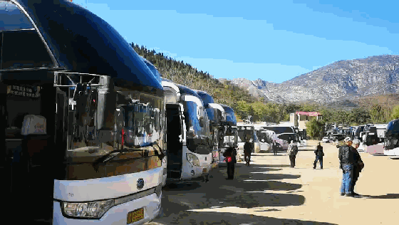 十月国庆节过后是旅游的淡季,北方景区大部分已经关门歇业,但是大鸿寨