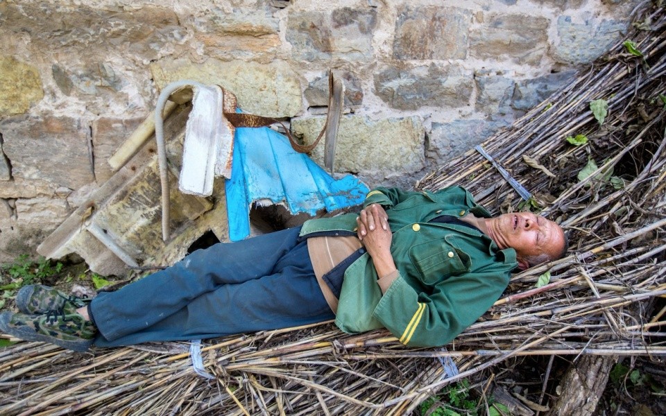 实拍农民工午睡,第几幅让您感觉心酸?