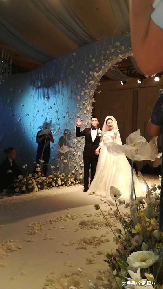 张馨予泪洒婚礼现场, 极简风婚礼超接地气, 网友: 凤姐祝福很真诚