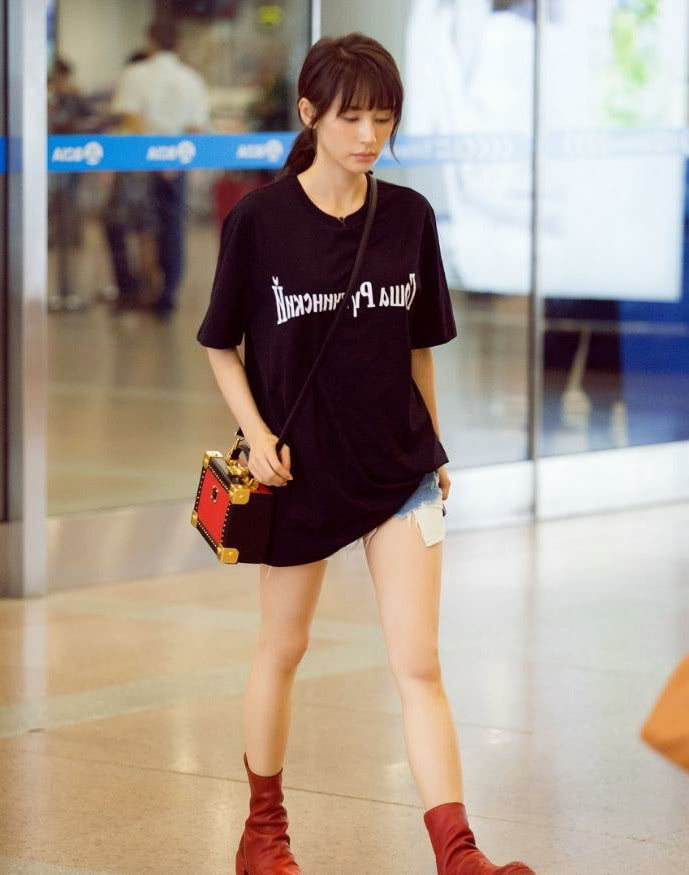 王子文无修照首曝光引发粉丝热议,黑白写真重新美回18岁