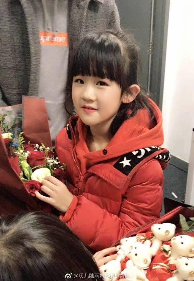 陆毅女儿贝儿再登台演出全程英文台词长腿吸睛