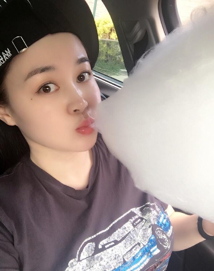 《乡村爱情》杨晓燕嘟嘴卖萌 宽松t恤挡不住傲人身材