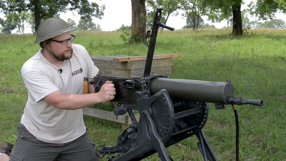 外国小哥试射一战时期德军的主力机枪——mg08机枪