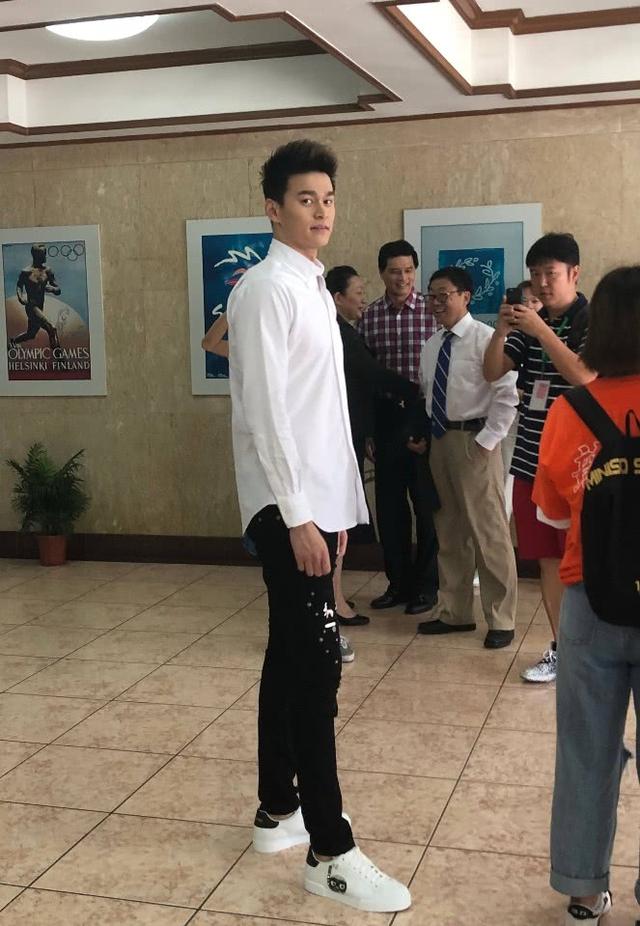 身高2米的孙杨帅气穿搭亮相机场看到他转过身我被逗乐了