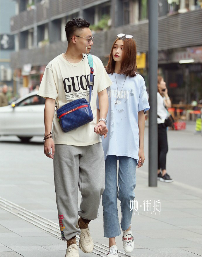 街拍成都,恩爱的异地恋小情侣,眼神中带有宠溺,很有幸福感