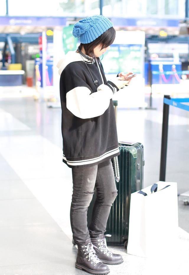 张子枫现身机场,破洞裤配皮靴变时髦,可头戴线帽提前过冬?