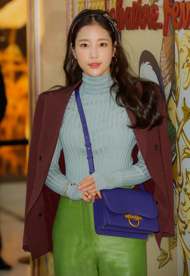 奇恩世穿红配绿金喜爱长裙脸色差,衣品好的郑秀晶造型竟然也踩雷