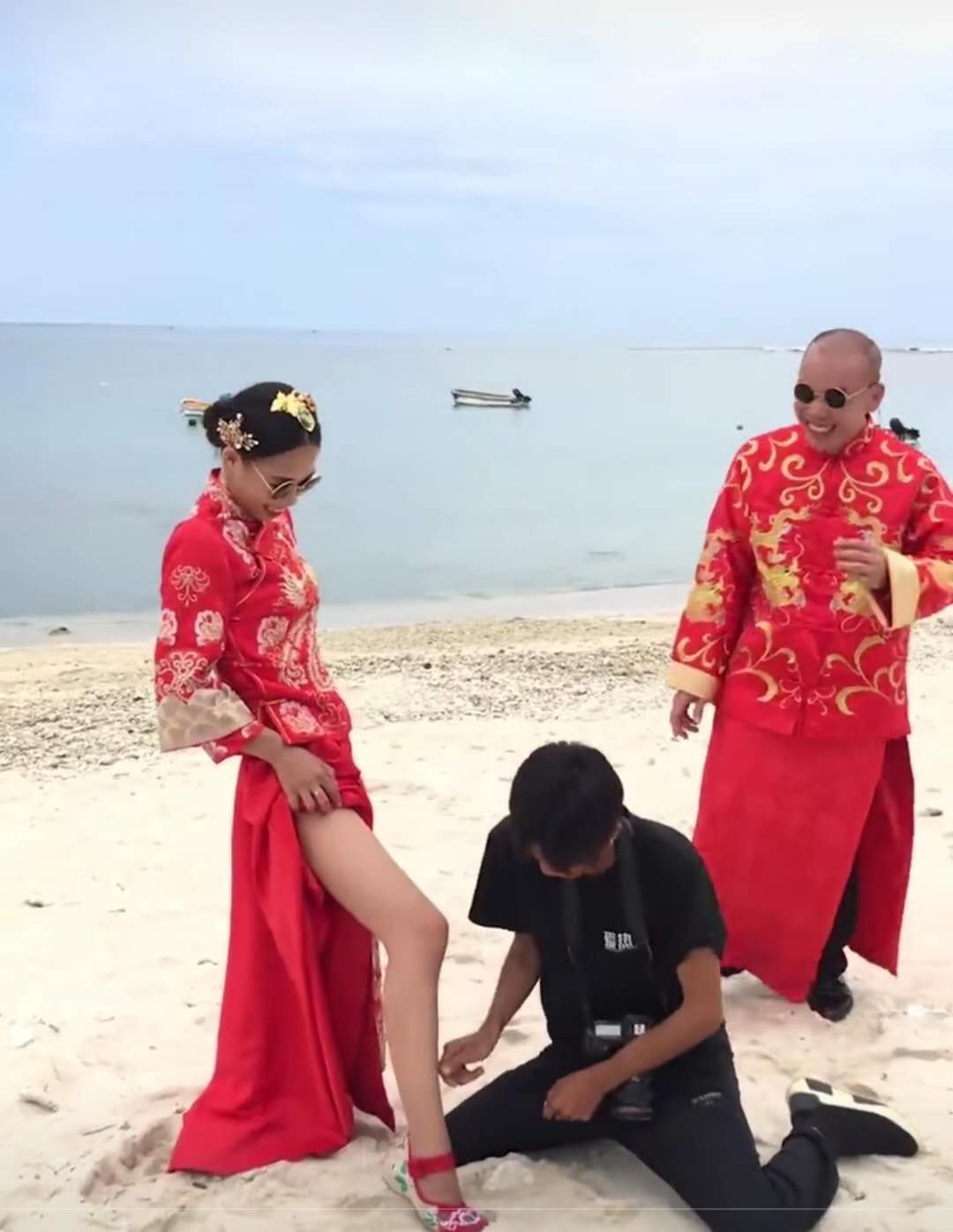 婚纱照拍摄现场,新娘被摄影师抱大腿拽腿毛,新郎竟笑得一脸开心