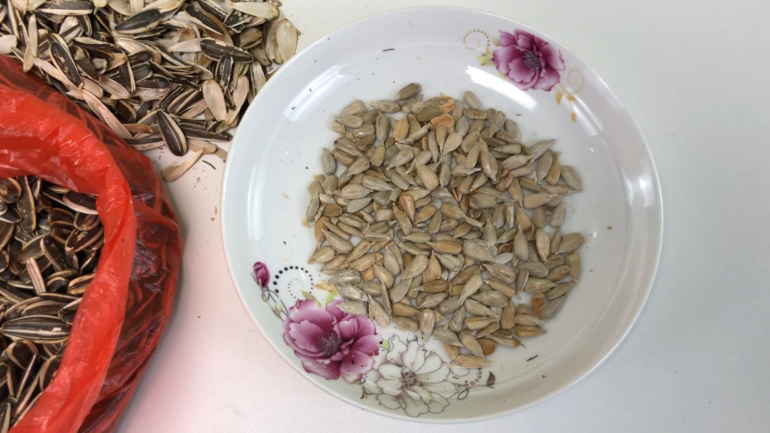 教你2分钟自制剥瓜子神器,爱吃瓜子的人一定要学会,太实用了