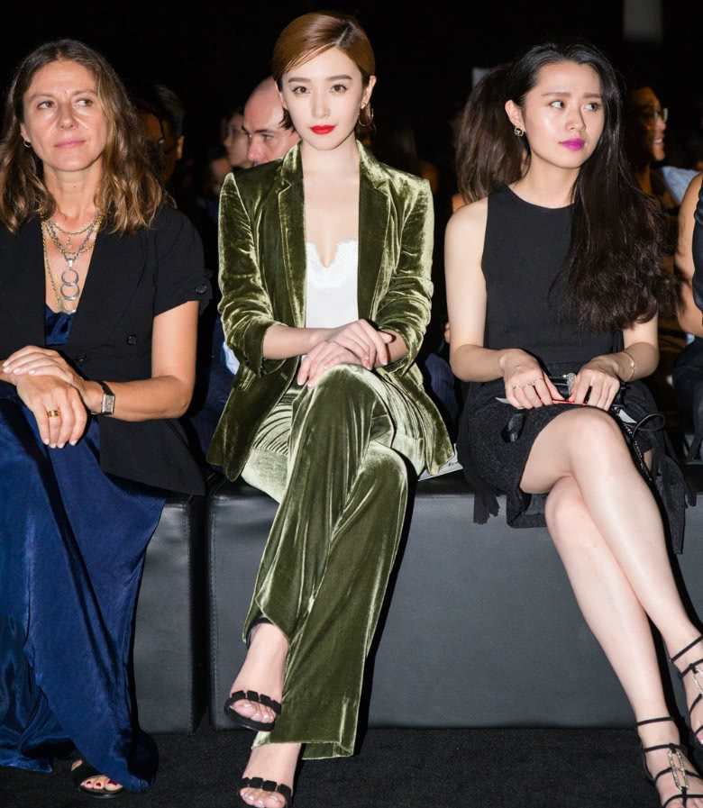 阚清子不过是换了套西装,再抹上红唇这气场纪凌尘看了都害怕!