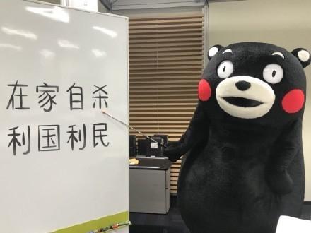 有一天,连续两节班主任的课,前一节老师留了很多作业,我提议大家写