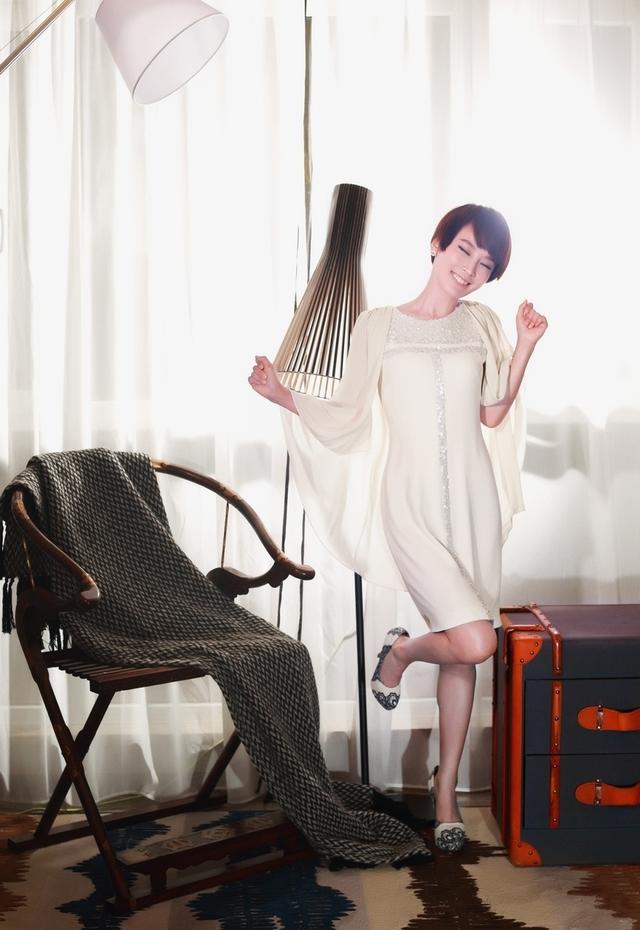 谢楠搭配时尚大方,端庄秀雅,简约大方,美丽动人!