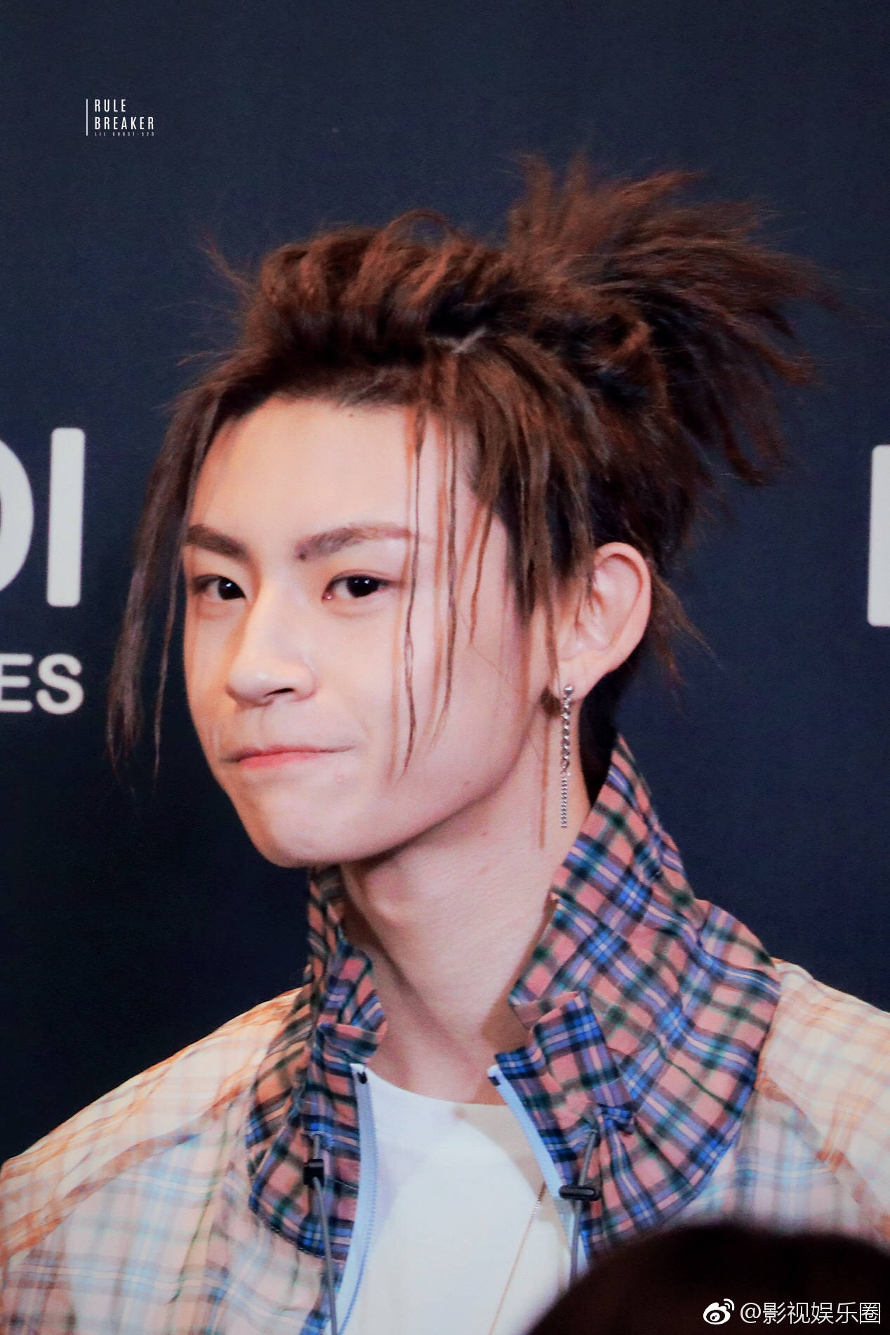 小鬼 高马尾 小鬼真的什么发型都能驾驭,今天微笑的甜度满分