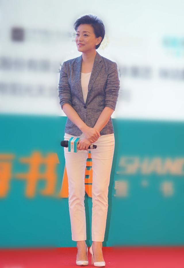 但是真心觉得杨澜可以去换个发型有可能会显得更加年轻的