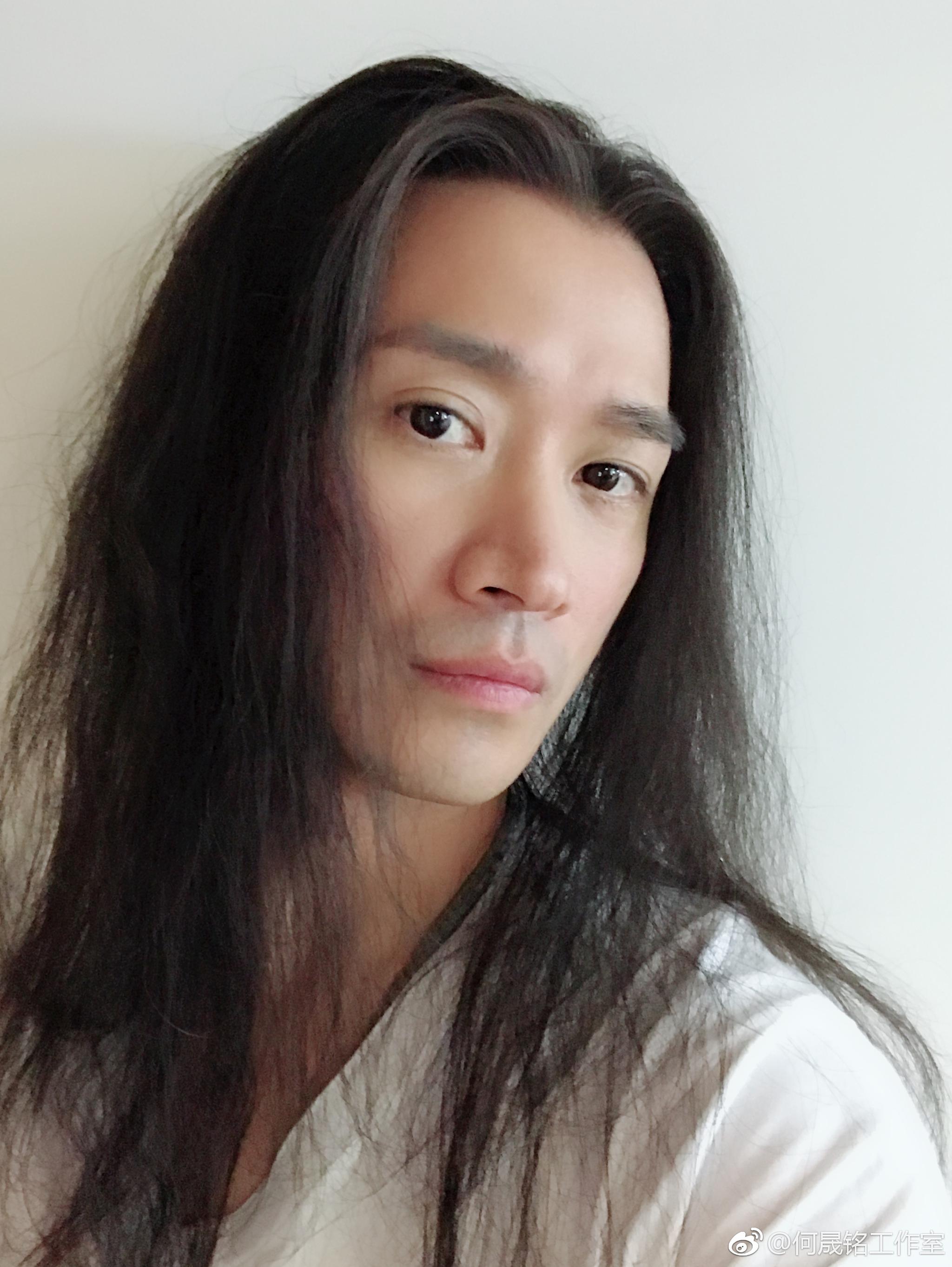 周三小周末 分享一个盛世美颜 长发飘飘的男孩纸