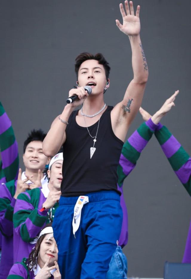 陈伟霆穿黑色背心大秀肌肉,展现多处纹身,女生看了都不淡定了!