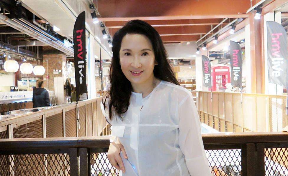 她曾与黄日华相恋,分手后嫁给不知名演员,55岁幸福成这样?