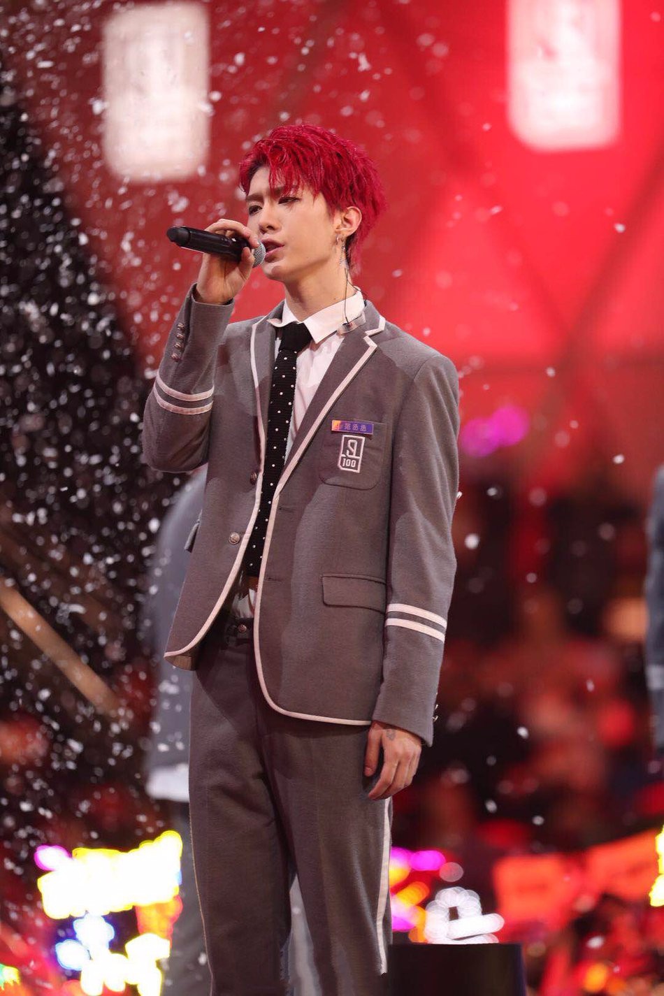 范丞丞红发亮相似狂野男孩,内搭红色蕾丝透视衬衣性感个性