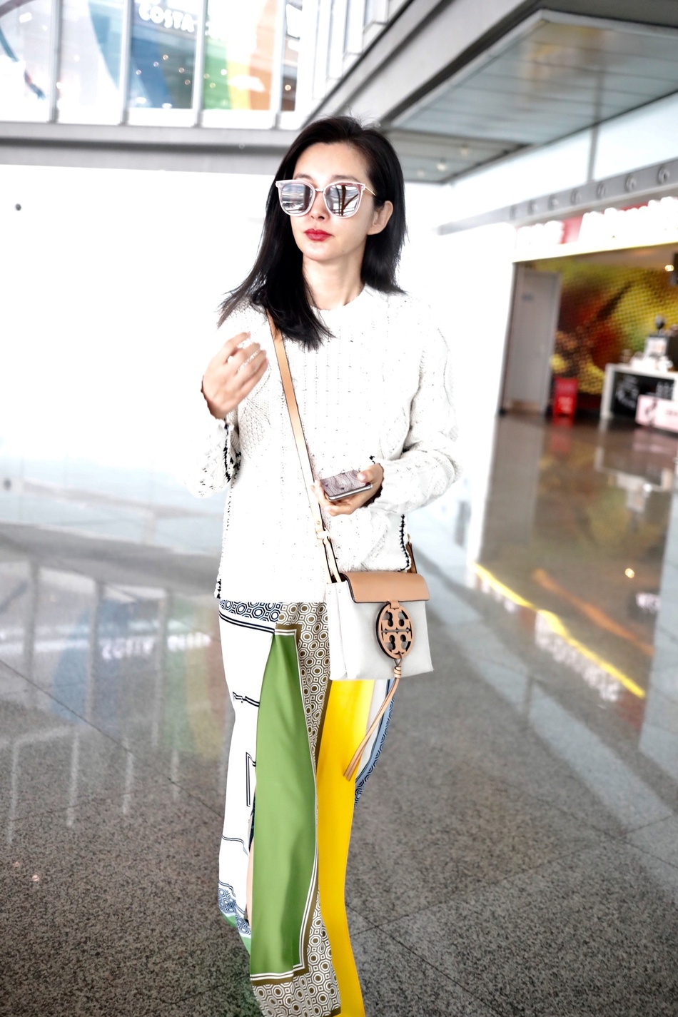 李冰冰黑超遮面现身机场 拖地长裙温婉动人风情万种_新浪看点