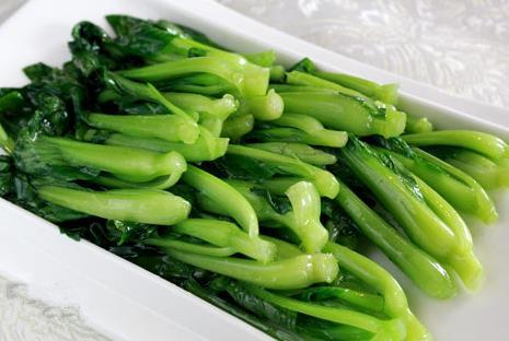 摆盘有讲究:炒好的青菜在入盘之后千万不要堆成一坨,尽量平铺在盘子里