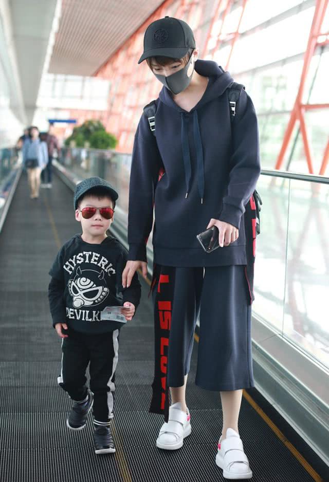 吴京4岁子儿子近照,长开了肉嘟嘟超帅,网友:终于长好看了